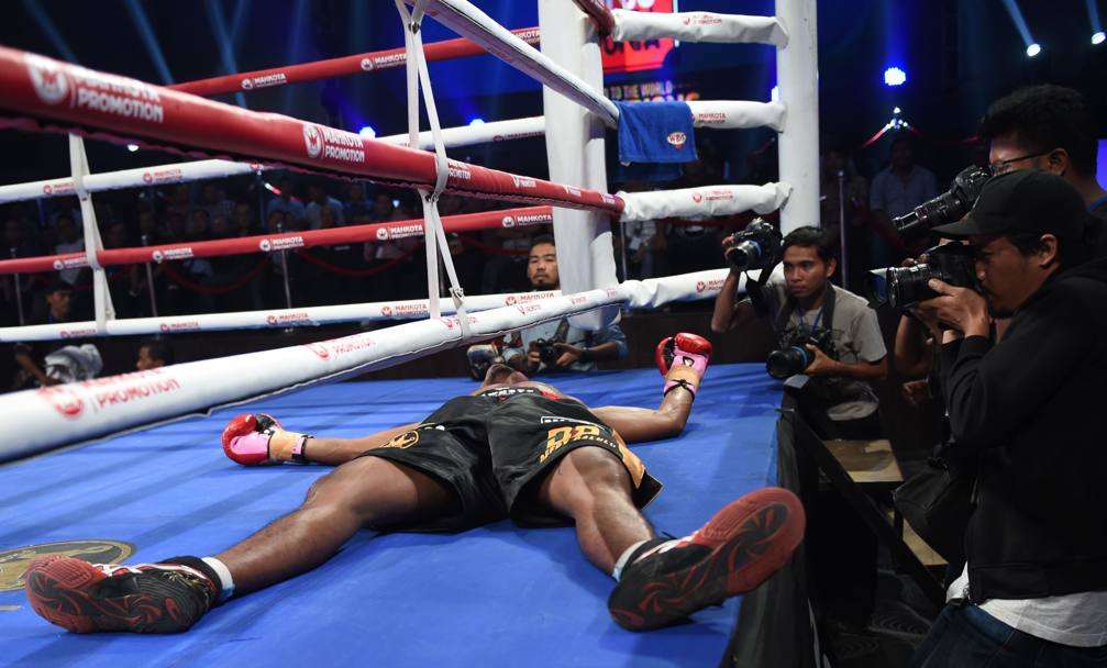 Boxe a Giacarta, Indonesia. KO per l&#39;indonesiano Defry Palulu durante il match categoria pesi leggeri contro il filippino Rey Juntilla (Afp)